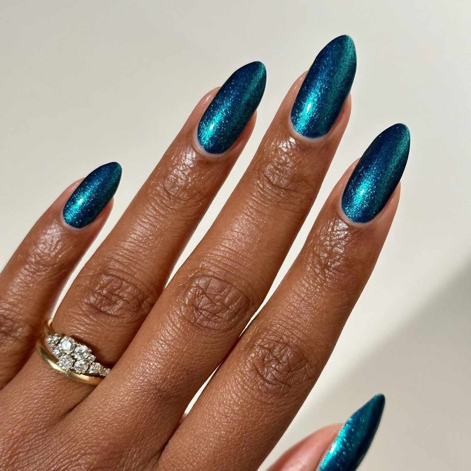 cat eye vs chrome cat eye nails chrome nails magnetic gel builder gel top coat base coat soak-off gel HEMA-free gel TPO-free gel